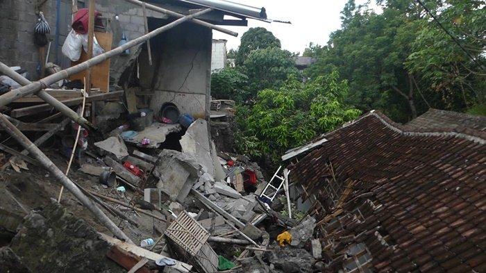 Bencana Longsor Rusak Sejumlah Bangunan di Sleman, BPBD Dirikan Posko Darurat dan Dapur Umum » Warga Berita 1 Bencana Longsor Rusak Sejumlah Bangunan di Sleman, BPBD Dirikan Posko Darurat dan Dapur Umum » Warga Berita