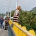 Bikin Heboh Warga, Wanita Ini Mencoba Bunuh Diri Loncat dari Jembatan Kretek, Bantul » Warga Berita 10 Bikin Heboh Warga, Wanita Ini Mencoba Bunuh Diri Loncat dari Jembatan Kretek, Bantul » Warga Berita