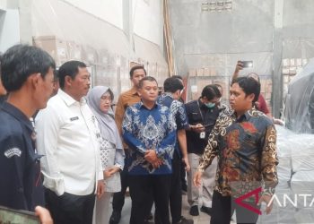 Nana Sudjana tinjau persiapan logistik pemilu di KPU Surakarta