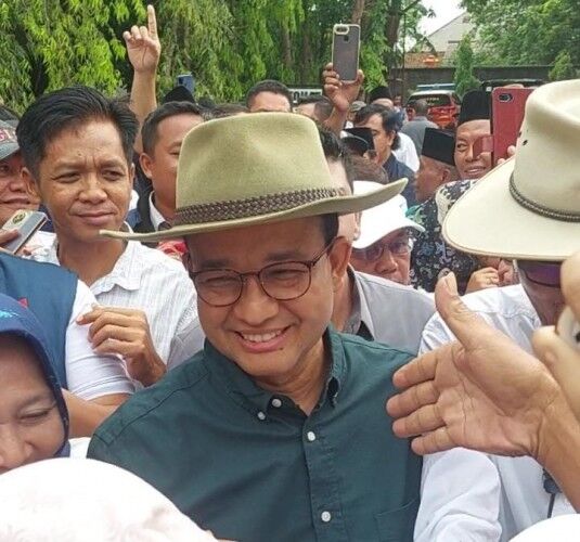 PILPRES 2024 -- Anies Janji Bangun Lapangan Berstandar FIFA di Perkampungan Maluku 1 PEMILU 2024 — Kunjungi Lampung, Anies Gelar Rembug Petani Bersama Gapoktan
