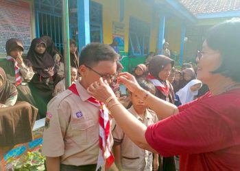 Ratusan siswa SD terima kacamata dari pemda