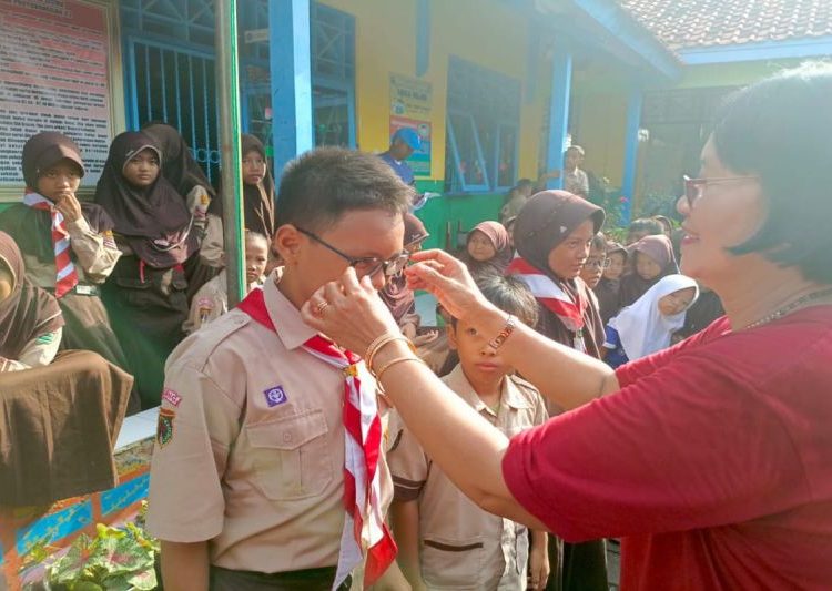 Ratusan siswa SD terima kacamata dari pemda