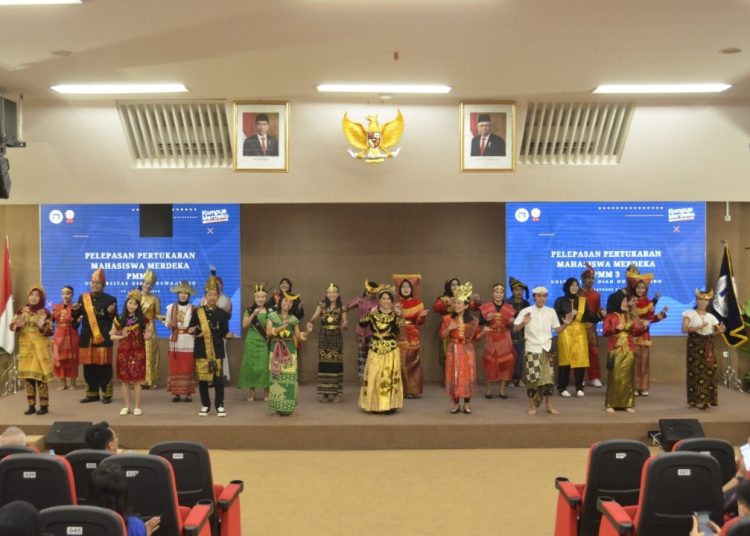 Pelepasan Peserta PMM 3 Udinus Diwarnai Seni Pentas dari... 1 Pelepasan Peserta PMM 3 Udinus Diwarnai Seni Pentas dari…