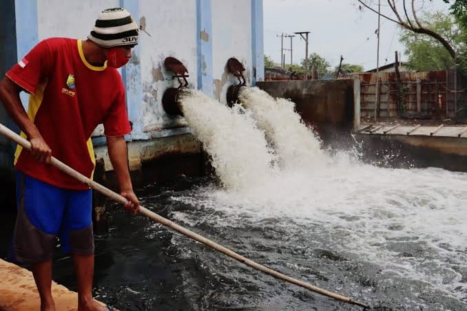 Hujan, 70 Petugas Pompa Disiagakan 24 Jam 1 Hujan, 70 Petugas Pompa Disiagakan 24 Jam