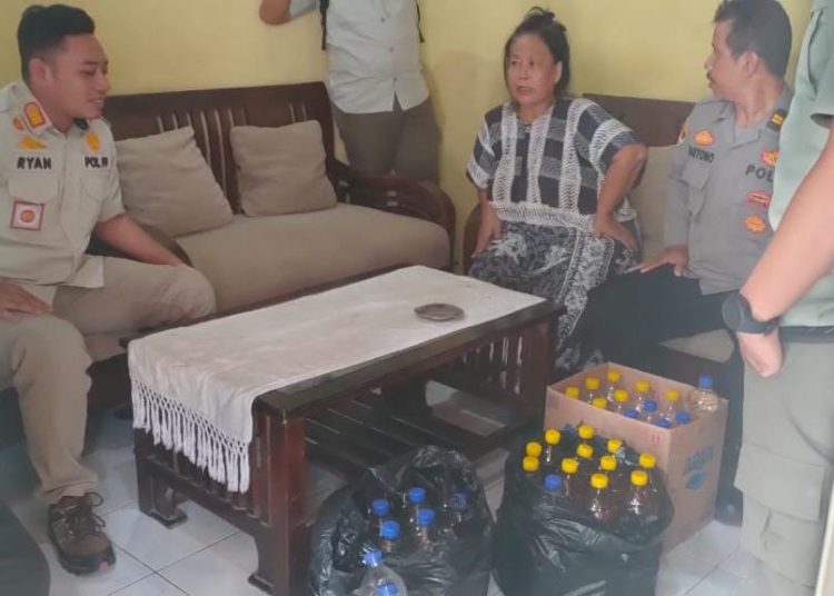 Cipta Kondisi, Tim Gabungan Sita Puluhan Botol Miras 1 Cipta Kondisi, Tim Gabungan Sita Puluhan Botol Miras