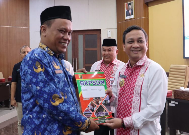 Wali Kota Pekalongan Serahkan SK Pengangkatan dan Kenaikan PNS 1 Wali Kota Pekalongan Serahkan SK Pengangkatan dan Kenaikan PNS