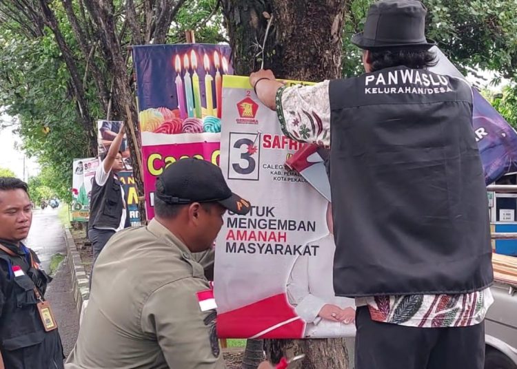 Bawaslu dan Tim Gabungan Tertibkan Ribuan APK Melanggar Aturan 1 Bawaslu dan Tim Gabungan Tertibkan Ribuan APK Melanggar Aturan