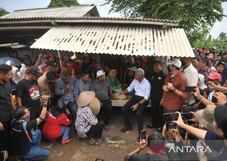 Ganjar Pranowo bertemu petani bawang di Brebes 1 Ganjar Pranowo bertemu petani bawang di Brebes