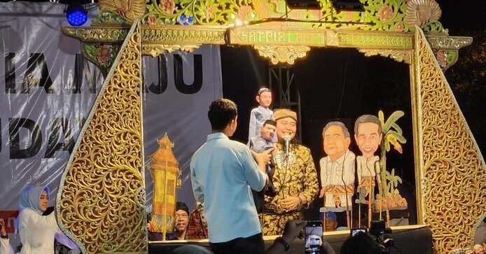 Gibran Nonton Bareng Pertunjukan Wayang Dengan Karakter Jokowi dan Prabowo di Brebes 1 Gibran Nonton Bareng Pertunjukan Wayang Dengan Karakter Jokowi dan Prabowo di Brebes