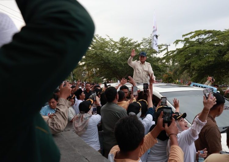 Prabowo Kunjungi Bangka Belitung, Ribuan Warga Menyambut – Warga Berita