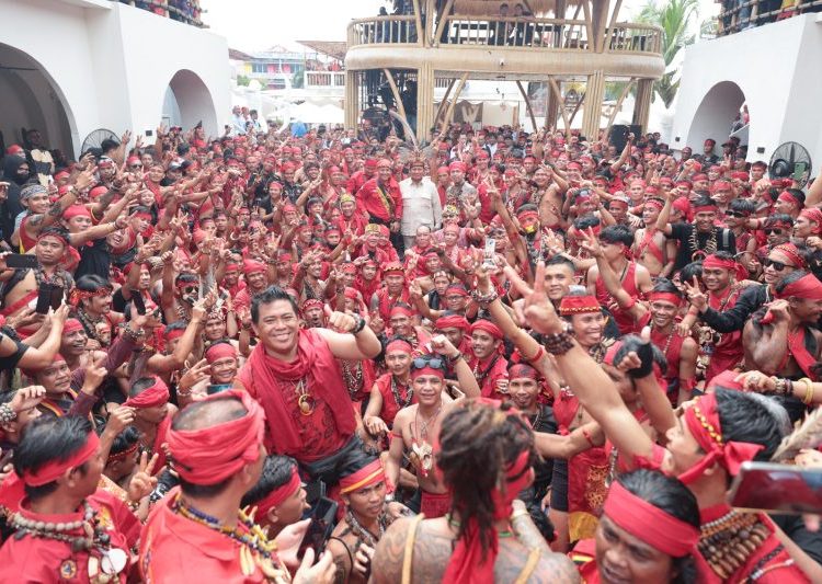 Disambut TBBR, Prabowo Serukan Teriakan Perang Khas Dayak – Warga Berita