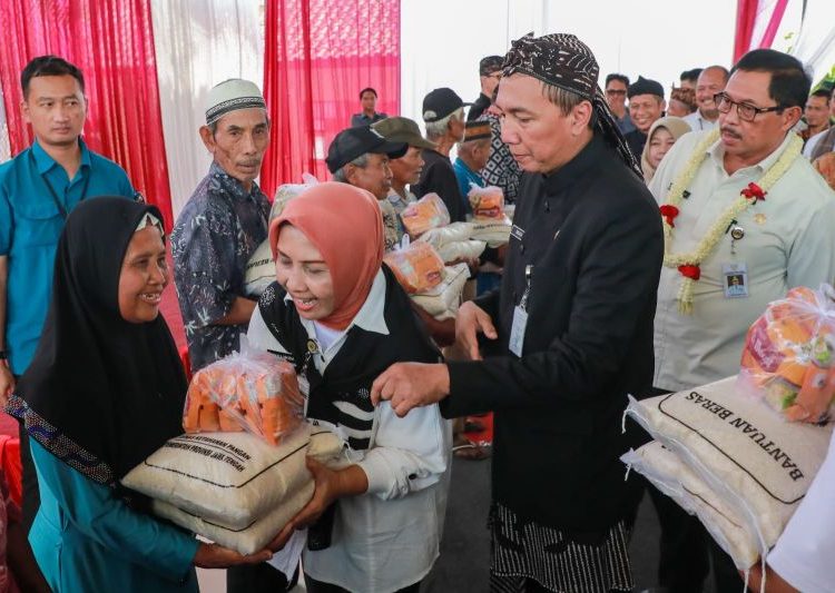 Pemprov Jateng salurkan 62,4 ton beras awal 2024 1 Pemprov Jateng salurkan 62,4 ton beras awal 2024