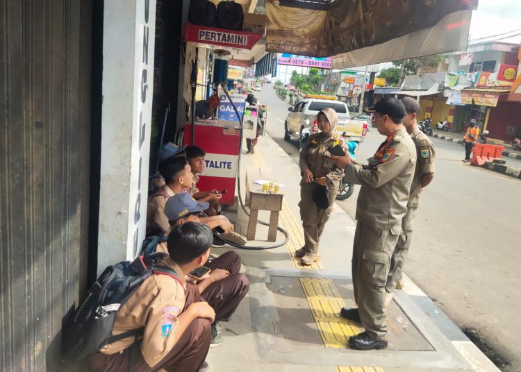 Asyik Nongkrong, 15 Pelajar di Pandeglang Terjaring Razia Satpol PP – Warga Berita 1 Asyik Nongkrong, 15 Pelajar di Pandeglang Terjaring Razia Satpol PP – Warga Berita