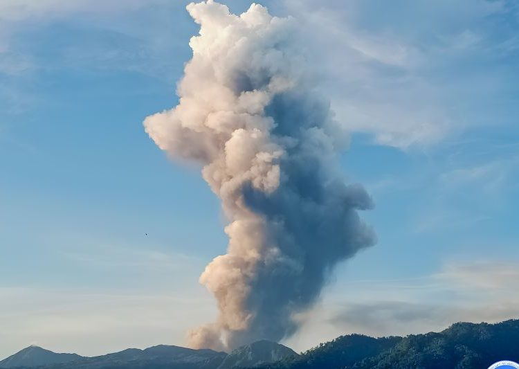 Gunung Dukono meletus lontarkan abu vulkanik setinggi 4.000 meter