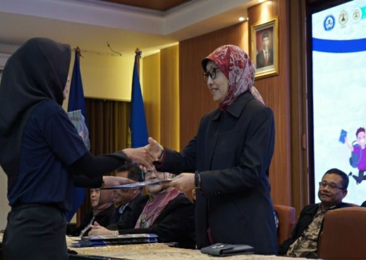 965 mahasiswa KKN USM diterjunkan di 68 kelurahan 1 965 mahasiswa KKN USM diterjunkan di 68 kelurahan