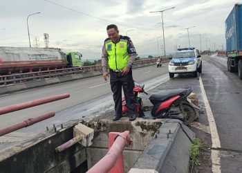 Seorang pemotor jatuh dari atas jembatan layang di Semarang