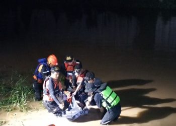 Tim SAR evakuasi anak korban tenggelam di Sungai Bringin