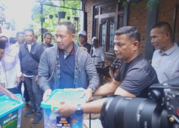 Panglima TNI Bagikan 300 Paket Sembako Untuk Pesantren dan Masyarakat