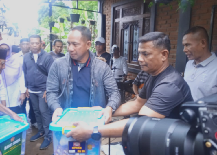 Panglima TNI Bagikan 300 Paket Sembako Untuk Pesantren dan Masyarakat