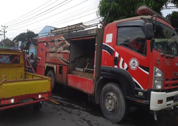 Semen Gresik bantu korban kebakaran dan tanah longsor di dua kabupaten