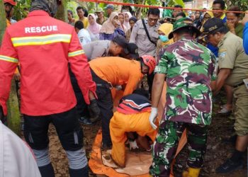 Tim SAR evakuasi jenazah korban bunuh diri di dalam sumur di Jepara