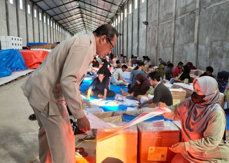 KPU Batang lakukan pelipatan surat suara DPR RI