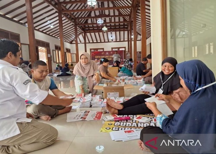 KPU Surakarta sortir dan lipat surat suara DPR RI dan DPRD 1 KPU Surakarta sortir dan lipat surat suara DPR RI dan DPRD