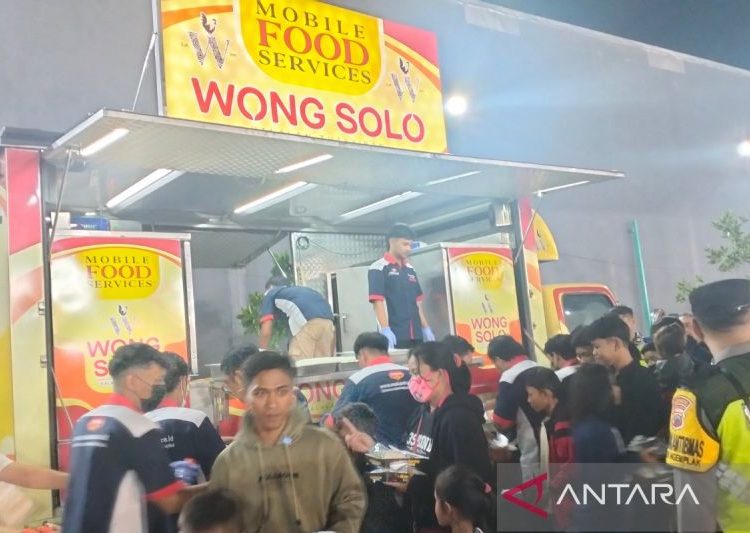 Pengusaha Puspo Wardoyo bagikan ribuan makanan gratis saat malam tahun baru 1 Pengusaha Puspo Wardoyo bagikan ribuan makanan gratis saat malam tahun baru