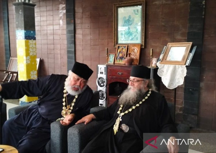Metropolitan Photos of Demetrias mengunjungi Gereja Ortodoks Solo