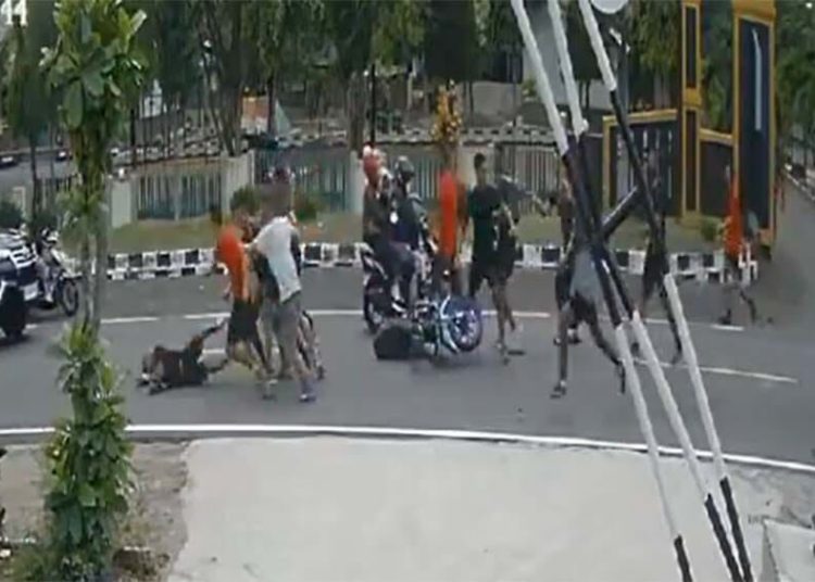 Menyoal Penganiayaan Relawan Ganjar, Pengamat Singgung soal Koordinasi TNI dan Polisi 1 Menyoal Penganiayaan Relawan Ganjar, Pengamat Singgung soal Koordinasi TNI dan Polisi