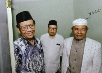 Kenang Masa Kecilnya, Mahfud MD Menginap di Pesantren Nurul Qarnain Jember – Warga Berita
