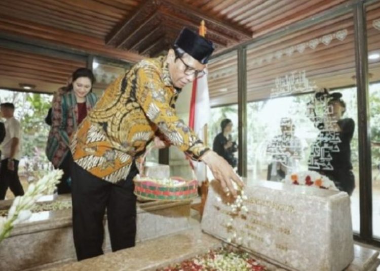 Mahfud MD Singgung Teladan Konsep Dwi Tunggal Saat Ziarah ke Makam Bung Hatta – Warga Berita 1 Mahfud MD Singgung Teladan Konsep Dwi Tunggal Saat Ziarah ke Makam Bung Hatta – Warga Berita