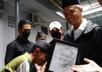 Ganjar Pranowo Mendapatkan Lukisan Sketsa Wajahnya Dari Ponpes Besar di Jawa Tengah – Warga Berita
