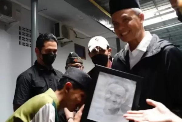 Ganjar Pranowo Mendapatkan Lukisan Sketsa Wajahnya Dari Ponpes Besar di Jawa Tengah – Warga Berita 1 Ganjar Pranowo Mendapatkan Lukisan Sketsa Wajahnya Dari Ponpes Besar di Jawa Tengah – Warga Berita