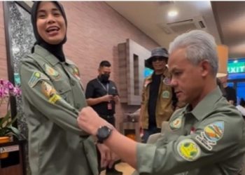 Yenny Wahid Bagikan Momen Ganjar Rapikan Lengan Baju Isterinya – Warga Berita