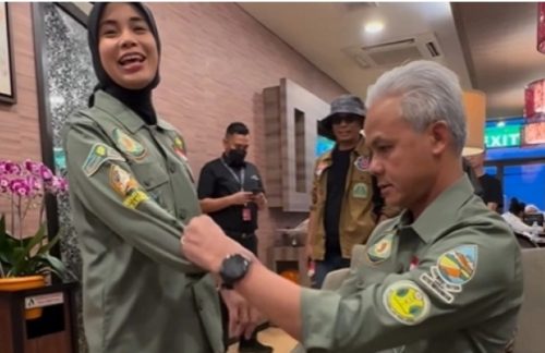 Yenny Wahid Bagikan Momen Ganjar Rapikan Lengan Baju Isterinya – Warga Berita 1 Yenny Wahid Bagikan Momen Ganjar Rapikan Lengan Baju Isterinya – Warga Berita