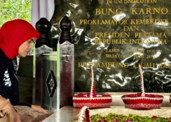 Isteri Capres Ganjar Gaungkan 21 Program Unggulan di Blitar, Hingga Ziarah ke Makam Bung Karno – Warga Berita