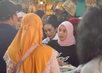Isteri Capres Ganjar Dengarkan Keluhan Pedagang – Warga Berita