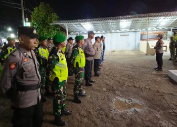 Pastikan Aman Perayaan Malam Tahun Baru 2024, Kapolsek KetanggunganPimpin Apel Siaga Malam Tahun Baru