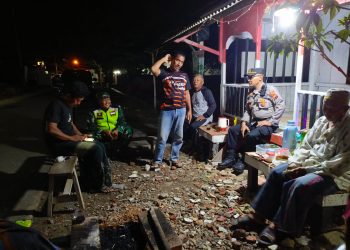 Patroli Sambang, Kapolsek Ajak Warga Sawojajar Ciptakan Pemilu Damai Aman