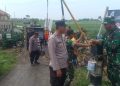 Antisipasi Banjir, Polsek Wanasari Bersinergi Kerja Bakti Membersihkan Saluran Air Desa Klampok
