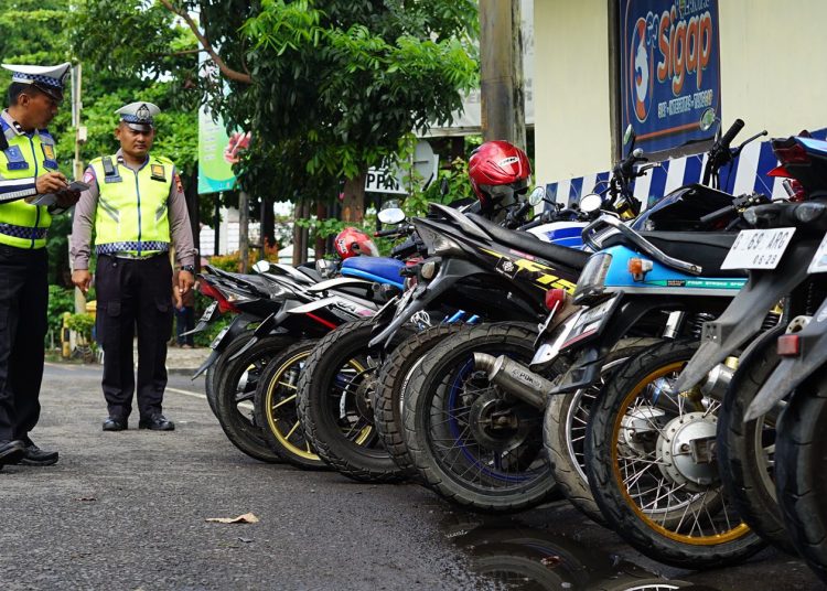 Razia Knalpot Brong, Sat Lantas Brebes Tindak 35 Pelanggar 1 Razia Knalpot Brong, Sat Lantas Brebes Tindak 35 Pelanggar