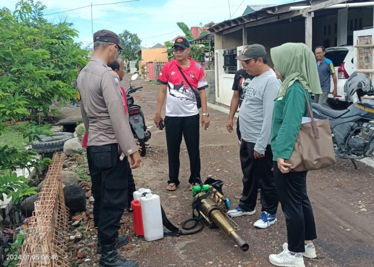Cegah DBD, Kades Dukuh jeruk bersama Bhabinkamtibmas Monitoring Fogging di Pemukiman warga 1 Cegah DBD, Kades Dukuh jeruk bersama Bhabinkamtibmas Monitoring Fogging di Pemukiman warga
