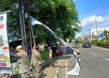 Puluhan Spanduk Ditertibkan Satpol PP Cilegon – Warga Berita