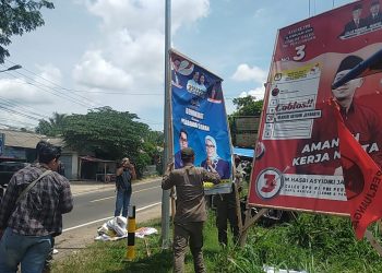 Langgar Aturan, Bawaslu Lebak Tertibkan Spanduk yang Terpasang di Pohon dan Tiang Listrik – Warga Berita 5 Langgar Aturan, Bawaslu Lebak Tertibkan Spanduk yang Terpasang di Pohon dan Tiang Listrik – Warga Berita