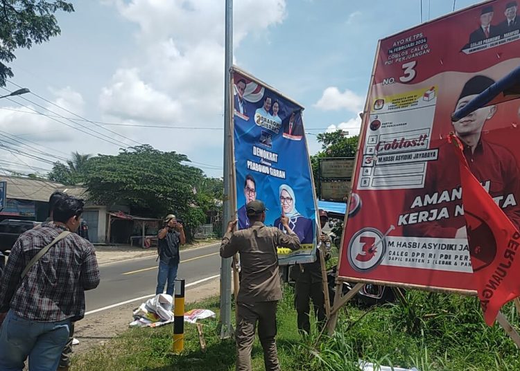 Langgar Aturan, Bawaslu Lebak Tertibkan Spanduk yang Terpasang di Pohon dan Tiang Listrik – Warga Berita 1 Langgar Aturan, Bawaslu Lebak Tertibkan Spanduk yang Terpasang di Pohon dan Tiang Listrik – Warga Berita