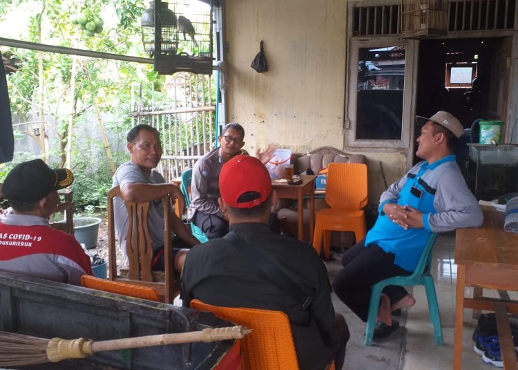 Sambang Pemukiman, Bhabinkamtibmas Polsek Banjarharjo Ajak Masyarakat Ikut Jaga Kamtibmas Jelang Pemilu