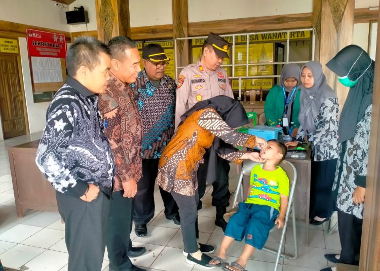 Polri hadir, Kapolsek Dan Muspika Kecamatan Paguyangan Monitoring Vaksin Polio 1 Polri hadir, Kapolsek Dan Muspika Kecamatan Paguyangan Monitoring Vaksin Polio