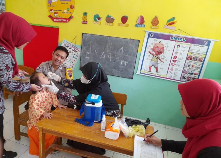 Bhabinkamtibmas Polsek Jatibarang Monitoring Imunisasi Vaksin Polio Di Desa Kalialang