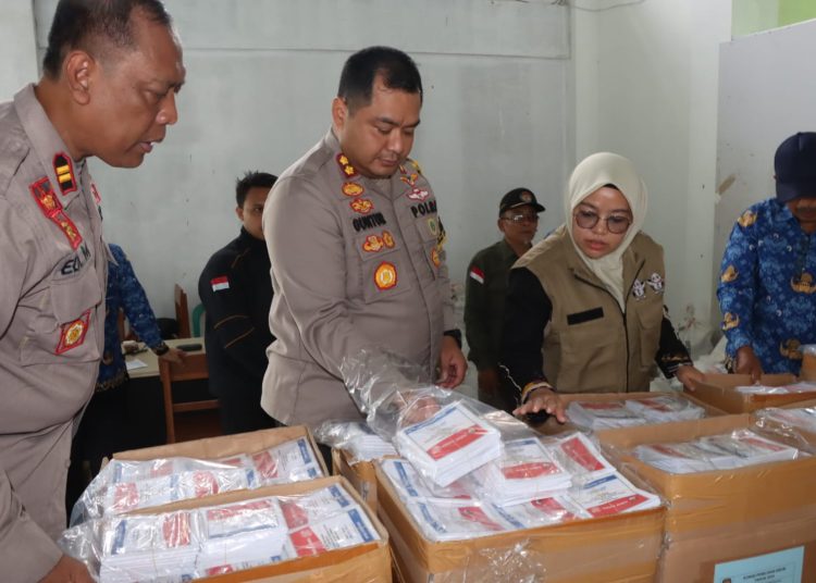 Pastikan Keamanan Logistik Pemilu, Kapolres Brebes dan KPU Cek Gudang Logistik Kecamatan Salem 1 Pastikan Keamanan Logistik Pemilu, Kapolres Brebes dan KPU Cek Gudang Logistik Kecamatan Salem